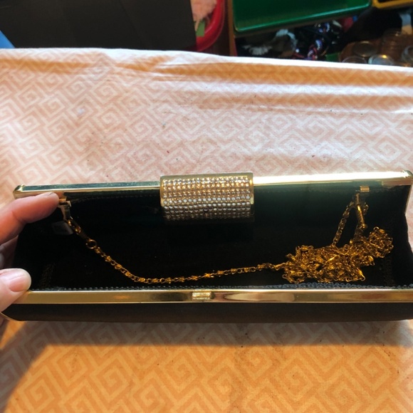 Sleek looking solid clutch , snap look, shoulder chain, elegant looking - Picture 4 of 5